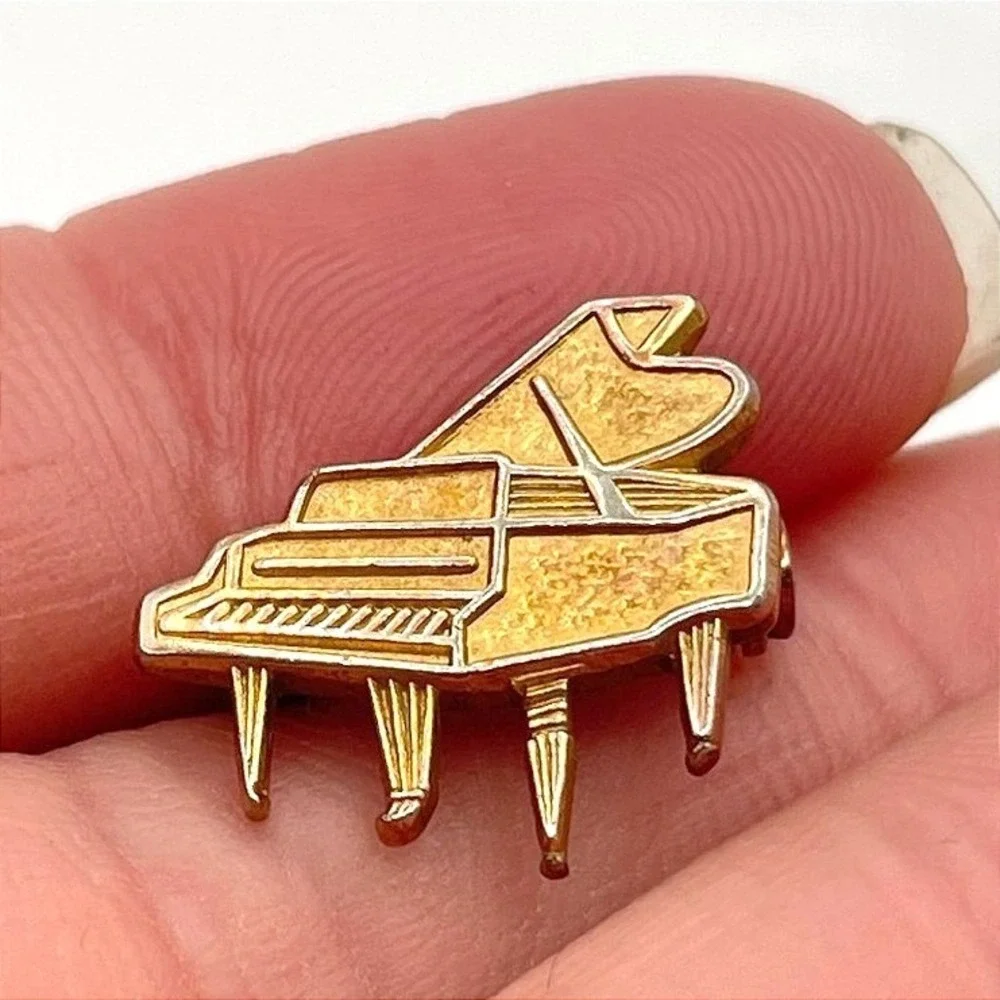 Vintage Grand Piano Brooch Pin Gold Tone Music Instrument Novelty Mini Lapel Y2K